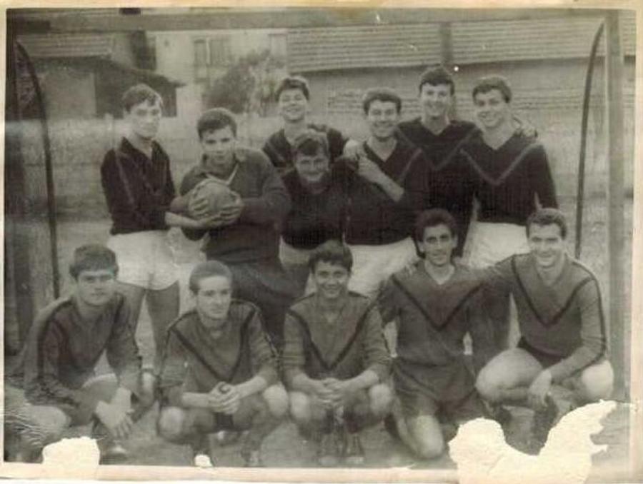 Imagine din 1964: Bela Karoly (primul din dreapta, jos) în postura de handbalist, în Valea Jiului. Foto: gddhd.ro 10 episoade cu Bela Karolyi, antrenorul Nadiei Comăneci, care a decedat noaptea trecută: de la bătăile crunte aplicate sportivelor până la „clientul” Securității lui Ceaușescu