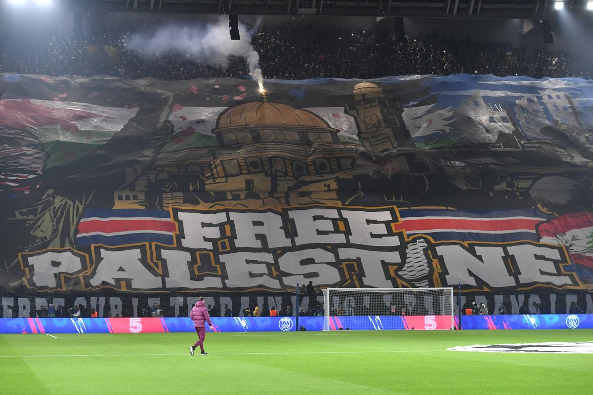 Mesaj politic la PSG - Atletico Madrid din Liga Campionilor » Scenografia care a făcut înconjurul lumii în 10 ore