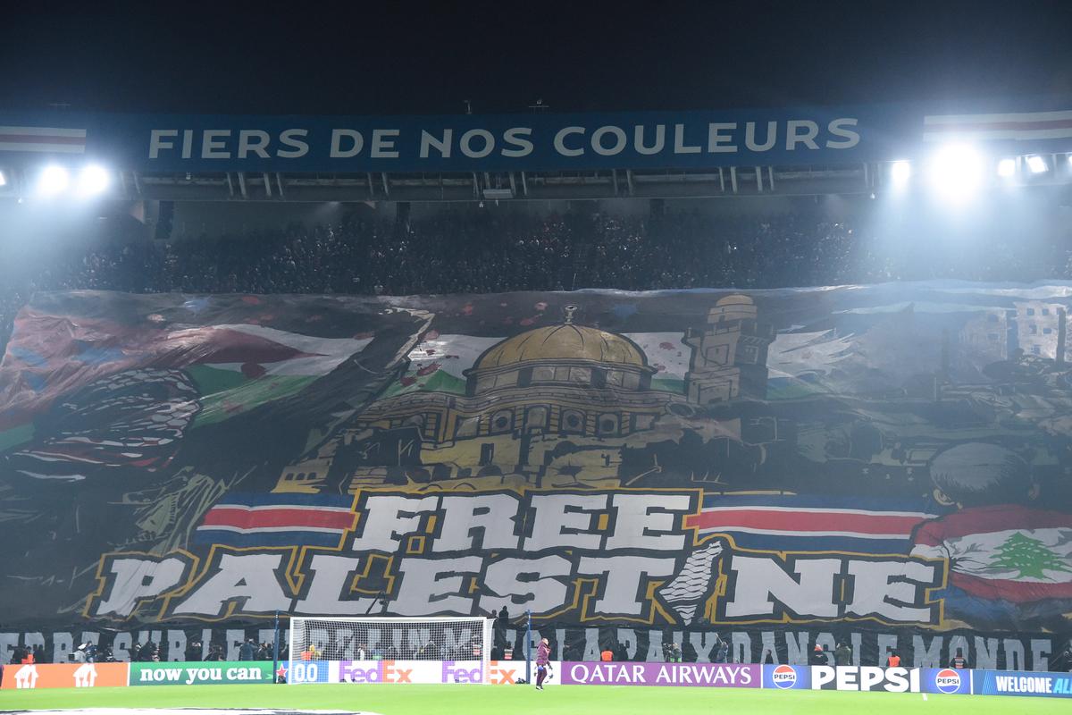 Mesaj politic la PSG - Atletico Madrid din Liga Campionilor » Scenografia care a făcut înconjurul lumii în 10 ore