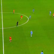 Drăgușin îl calcă pe Icardi, fault pentru care a primit „galben”, doar că arbitrul a lăsat avantaj