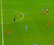 Drăgușin îl calcă pe Icardi, fault pentru care a primit „galben”, doar că arbitrul a lăsat avantaj