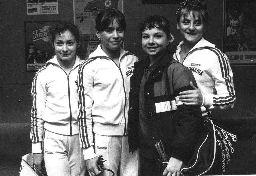 Ecaterina Szabo și Lavinia Agache, primele două din stânga, eroine fără voie la un fals de identitate în SUA, în 1981. Foto: facebook 10 episoade cu Bela Karolyi, antrenorul Nadiei Comăneci, care a decedat noaptea trecută: de la bătăile crunte aplicate sportivelor până la „clientul” Securității lui Ceaușescu
