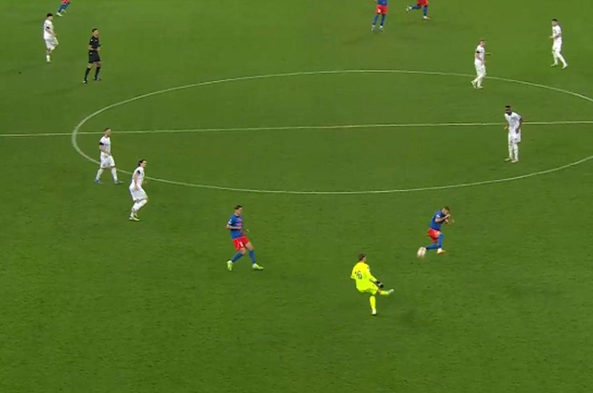 Ce a fost asta?! Daniel Bîrligea a înscris la OPT secunde de la reluare o nebunie de gol, cu pieptul!
