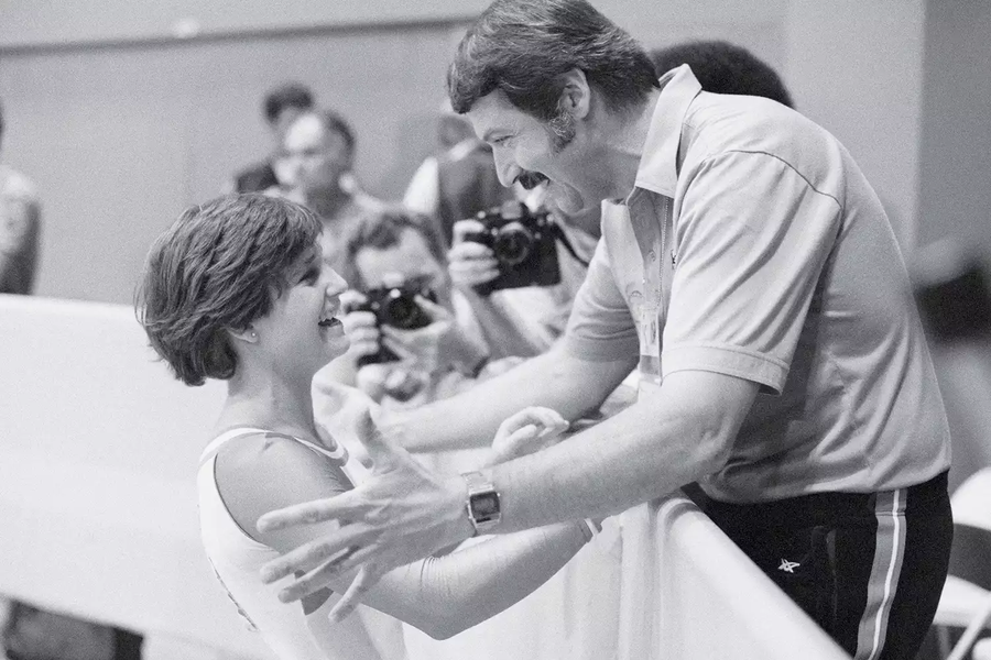 Bela Karoly și Mary Lou Retton la marginea scenei de concurs de la Los Angeles 1984. Foto: Getty 10 episoade cu Bela Karolyi, antrenorul Nadiei Comăneci, care a decedat noaptea trecută: de la bătăile crunte aplicate sportivelor până la „clientul” Securității lui Ceaușescu