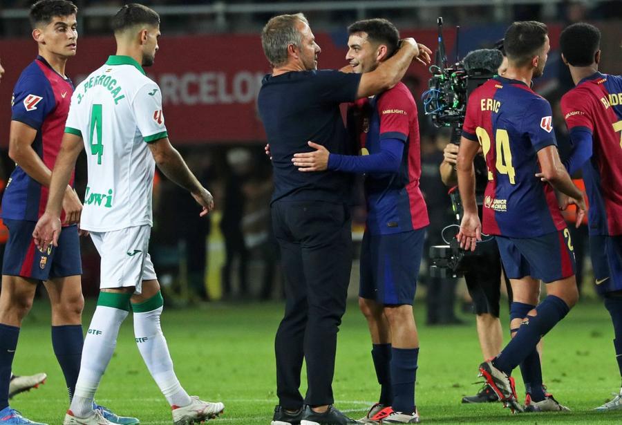 Hansi Flick și Pedri / Foto: Imago 43 de goluri marcate, 0 puncte pierdute: Barcelona sperie Europa