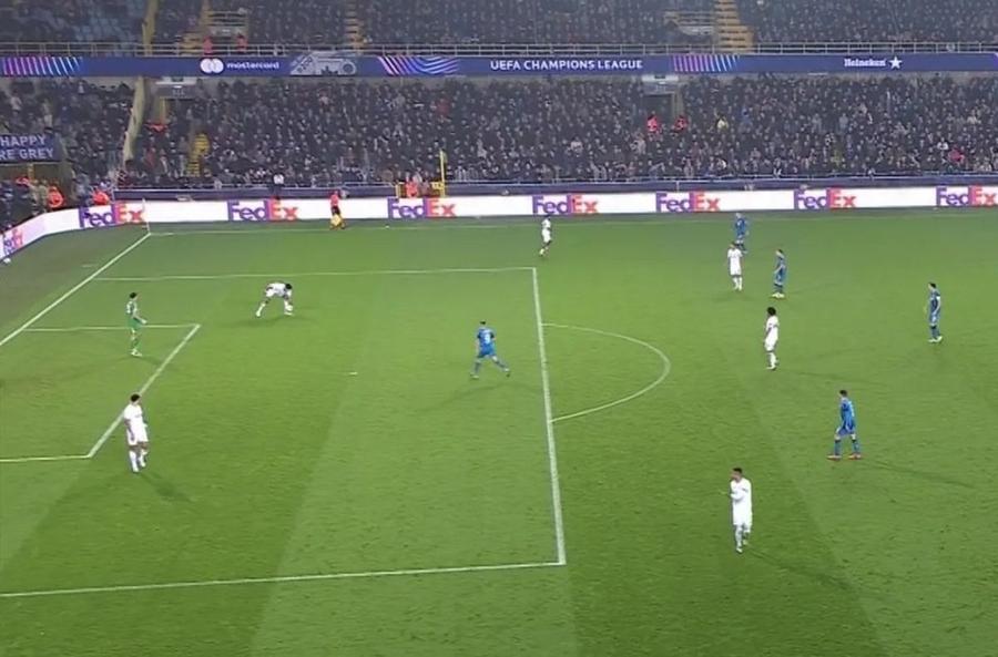 Tyrone Mings pune mâna pe minge în propriul careu / Foto: captură Gafa din Liga Campionilor l-a șocat și pe antrenor: „E cea mai mare greșeală la care am fost martor vreodată”
