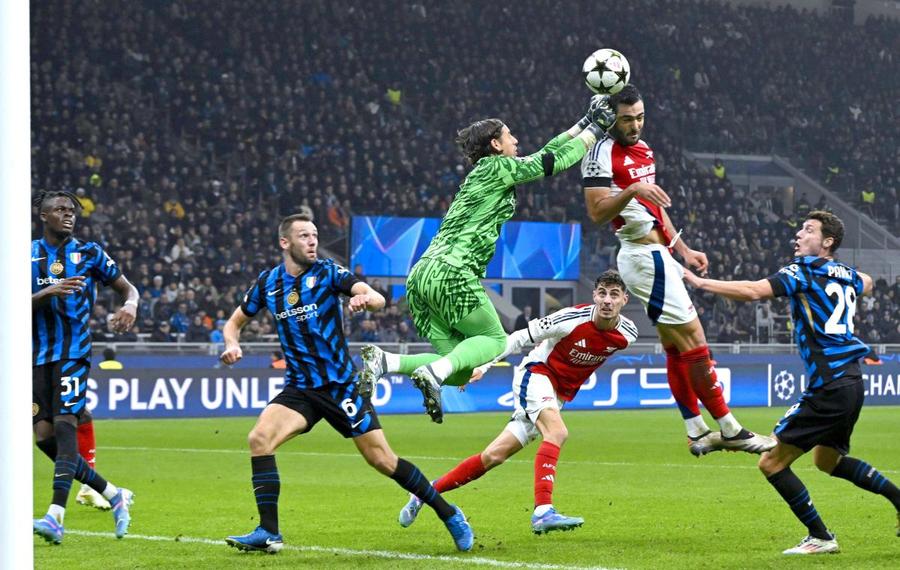 Arbitrul Istvan Kovacs nu i-a acordat penalty lui Arsenal la duelul dintre portarul Sommer și Merino / Foto: Imago Cristi Chivu primește încă o lovitură?! Un alt titular poate pleca de la Inter: este ademenit cu mulți bani