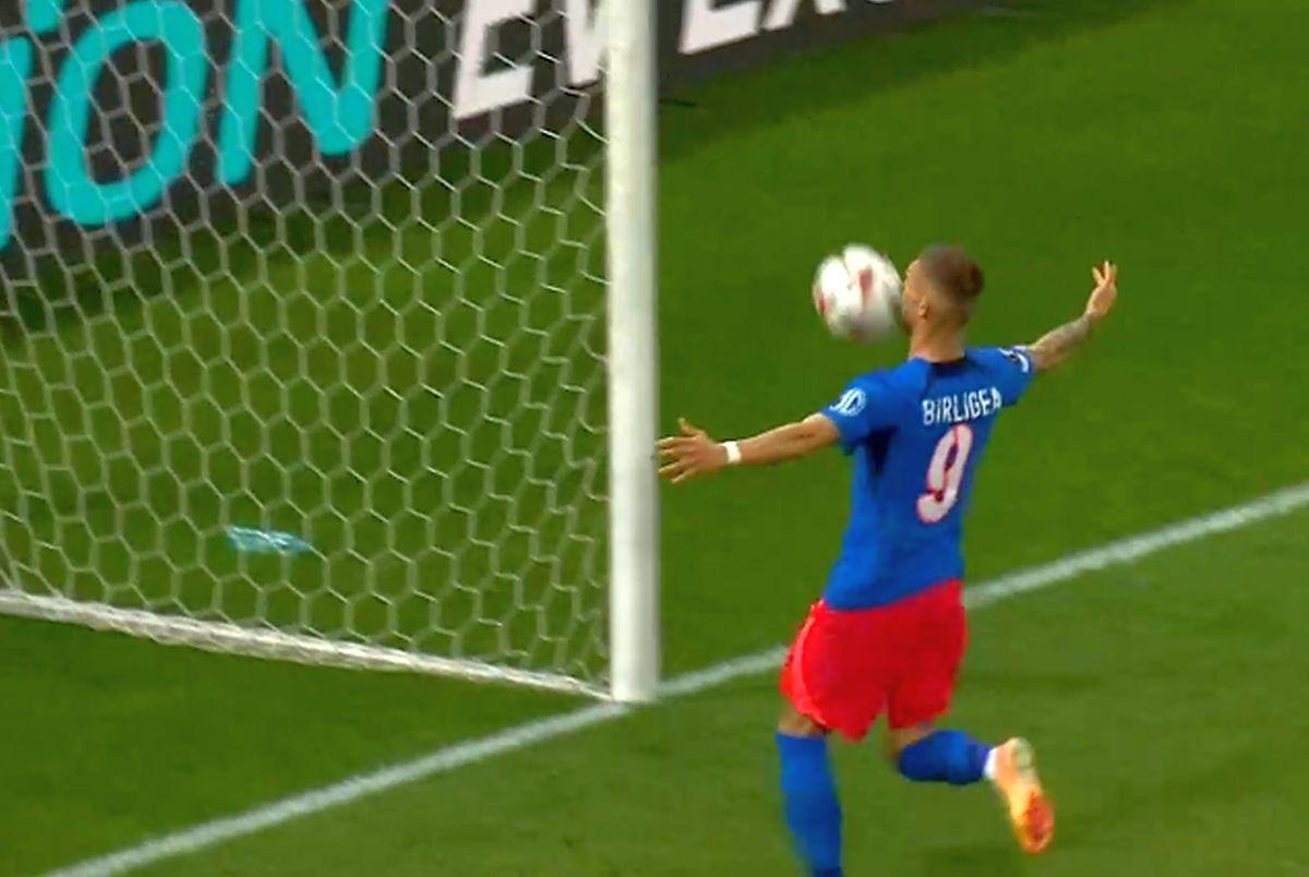 Ce a fost asta?! Daniel Bîrligea a înscris la OPT secunde de la reluare o nebunie de gol, cu pieptul!