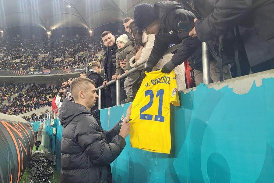 Florin Tănase a dat autografe după ce s-a accidentat/ foto Cristi Preda (GSP) A marcat în FCSB - Midtjylland, a ieșit accidentat, apoi și-a pus singur diagnosticul, la pauză: „Cred că asta am pățit”