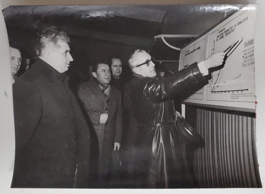 Premierul comunist Ilie Verdeț (în centru) alături de Ceaușescu într-o vizită de lucru: el era protectorul lui Bela Karolyi la vârful partidului comunist 10 mituri despre Nadia Comăneci și soții Karolyi: adevăr și ficțiune la 50 de ani de la primul 10 » Omul șters din istorie și misterul bătăilor din sala de antrenament