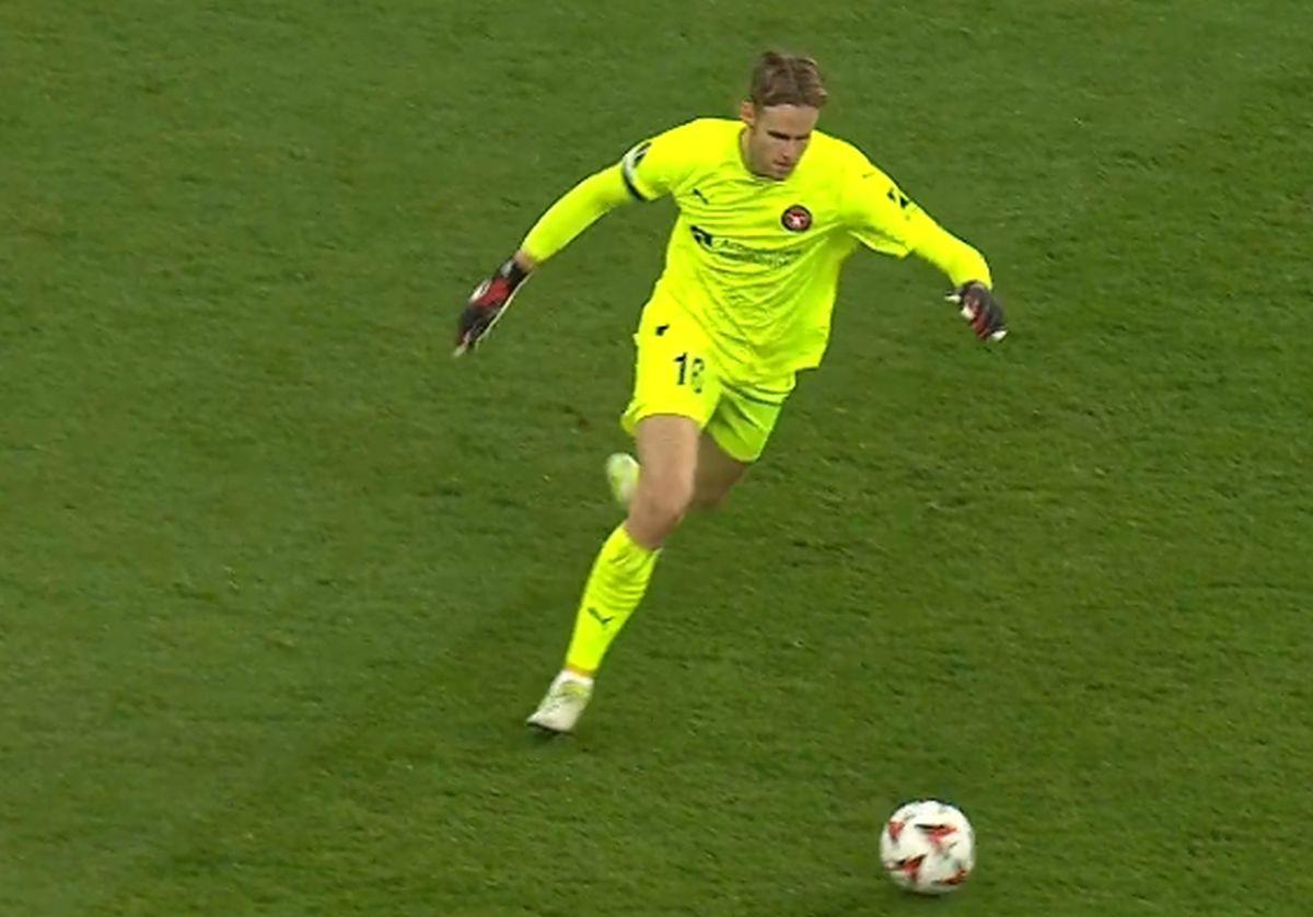 Ce a fost asta?! Daniel Bîrligea a înscris la OPT secunde de la reluare o nebunie de gol, cu pieptul!