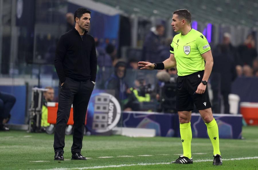 Istvan Kovacs îl temperează pe managerul lui Arsenal, Mikel Arteta / Foto: Imago Istvan Kovacs, luat la ochi de Arteta: „Foarte greu de acceptat, nu înțeleg” » Nota primită în Gazzetta dello Sport după Inter - Arsenal