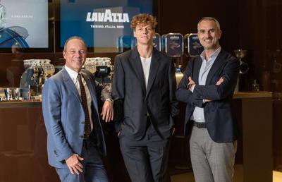 Excelența este o alegere: Lavazza și Jannik Sinner continuă parteneriatul printr-un acord extins până în 2030