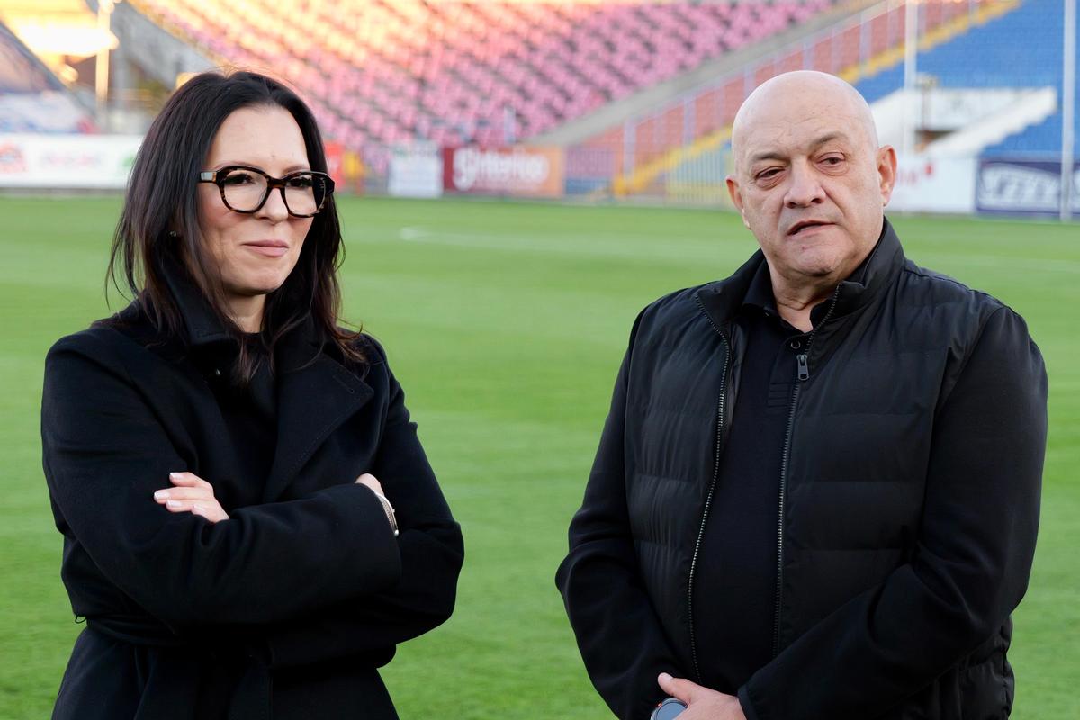 Mii de oameni, torțe și un banner omagial pe stadionul din Oradea, unde a fost depus trupul lui Emeric Ienei