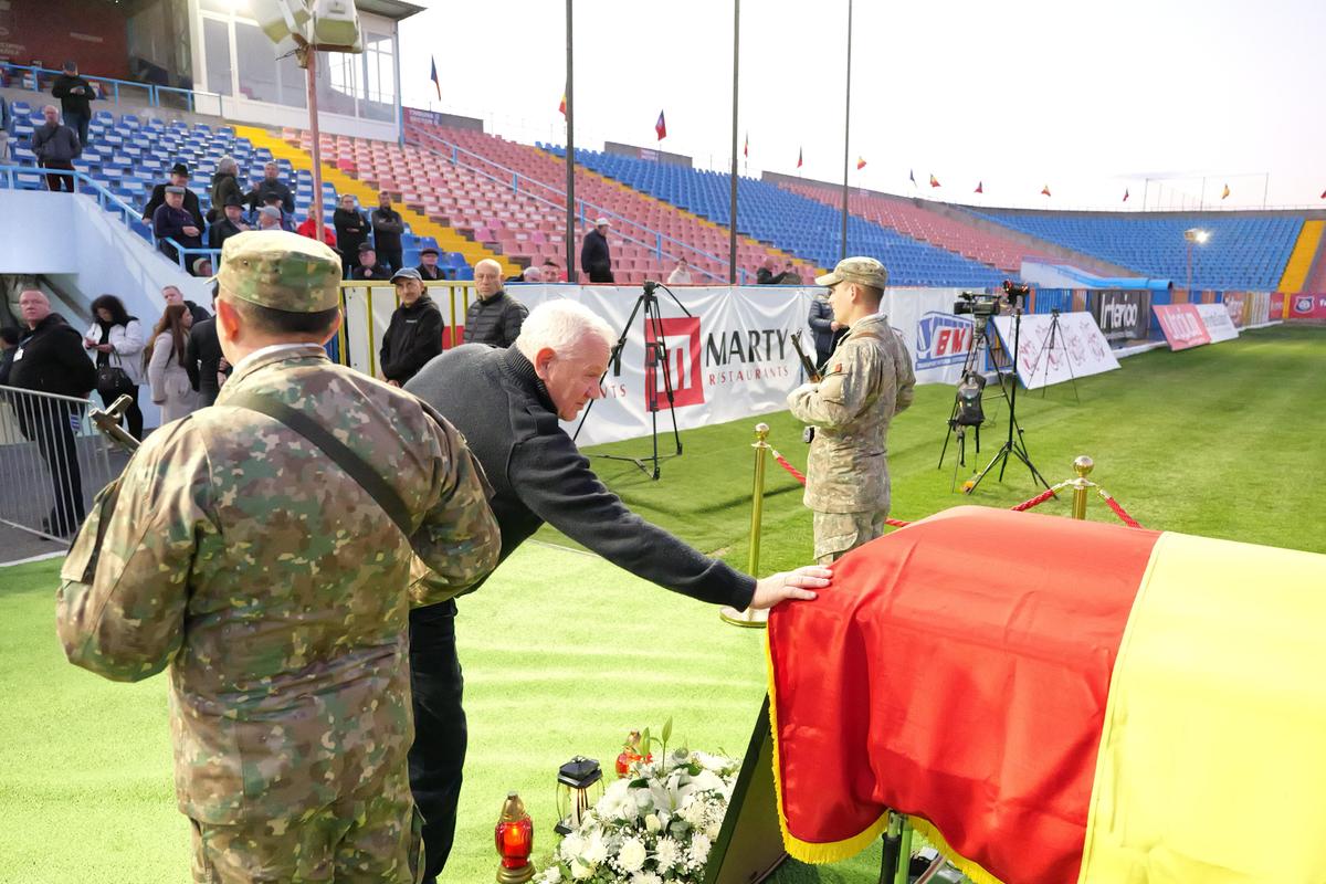 Mii de oameni, torțe și un banner omagial pe stadionul din Oradea, unde a fost depus trupul lui Emeric Ienei