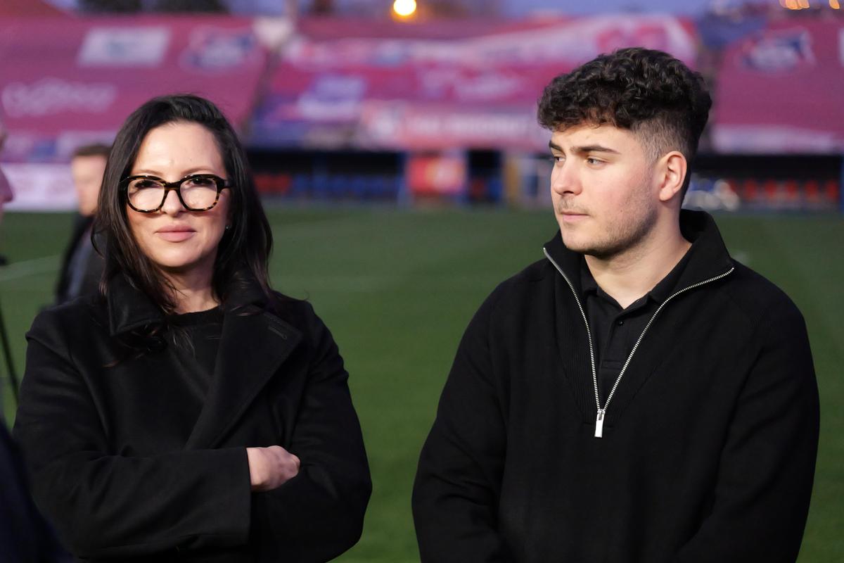 Mii de oameni, torțe și un banner omagial pe stadionul din Oradea, unde a fost depus trupul lui Emeric Ienei