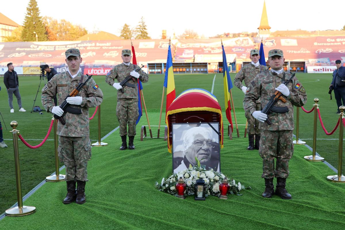 Mii de oameni, torțe și un banner omagial pe stadionul din Oradea, unde a fost depus trupul lui Emeric Ienei