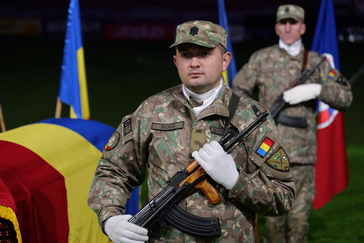 Mii de oameni, torțe și un banner omagial pe stadionul din Oradea, unde a fost depus trupul lui Emeric Ienei