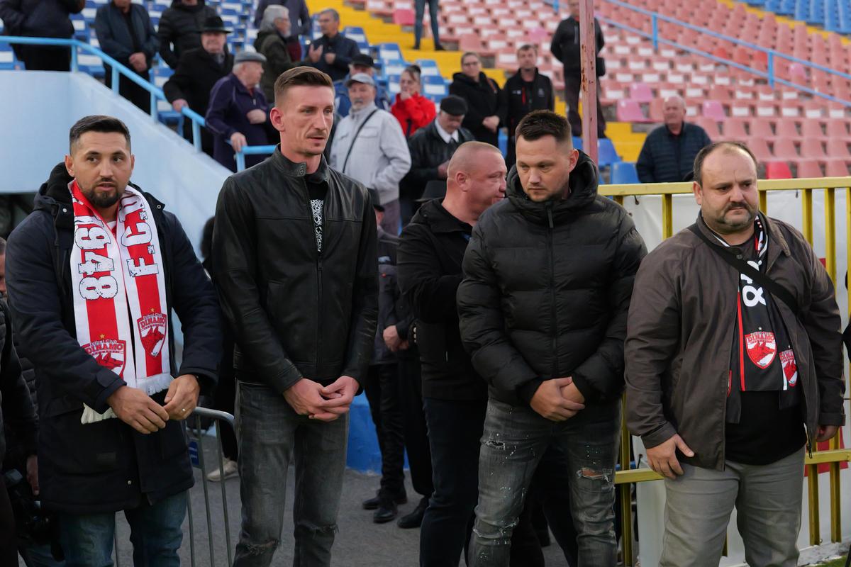 Mii de oameni, torțe și un banner omagial pe stadionul din Oradea, unde a fost depus trupul lui Emeric Ienei