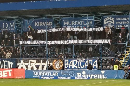 Bannerul dedicat lui Emeric Ienei de galeria Farului // Foto: Ionuț Coman