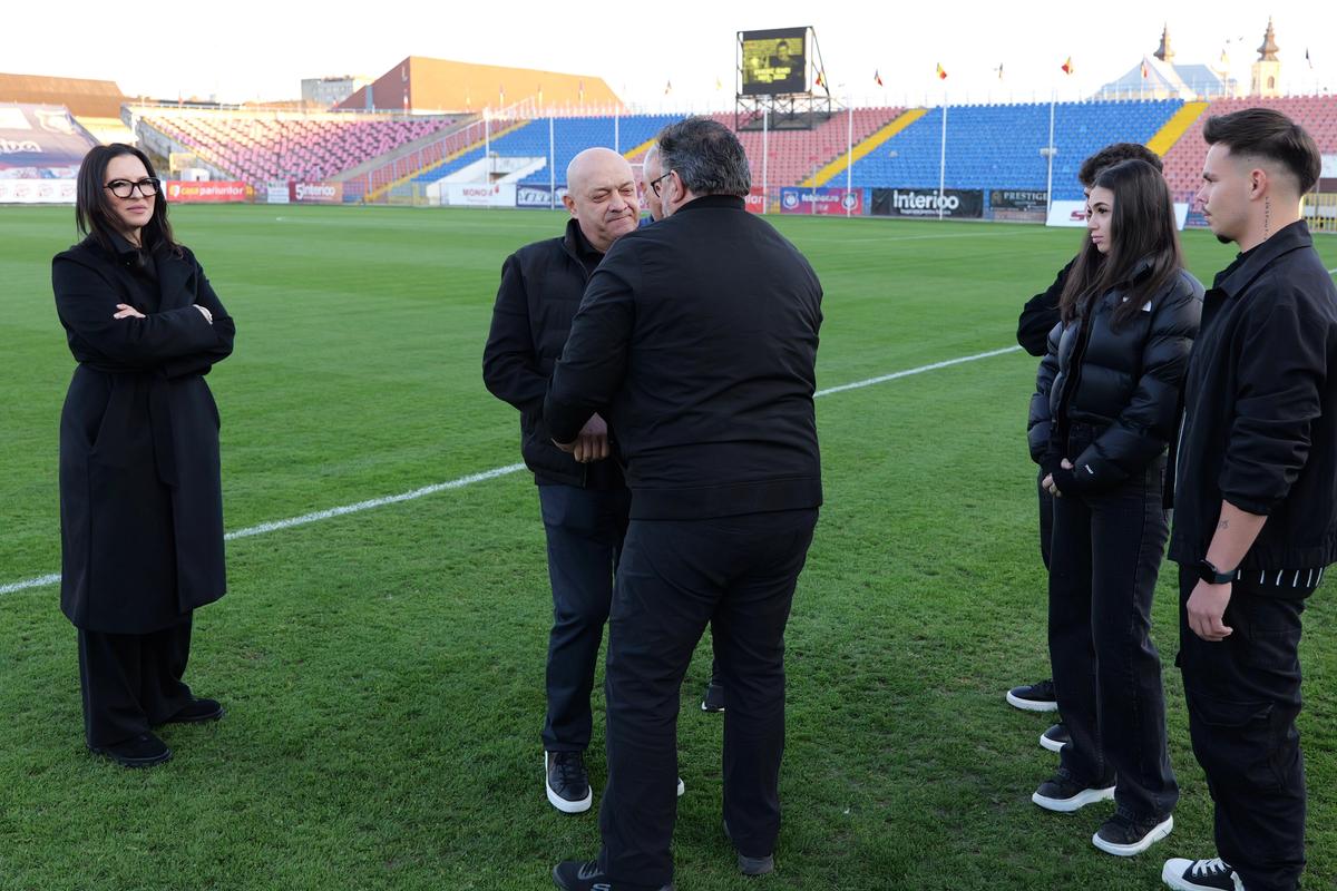 Mii de oameni, torțe și un banner omagial pe stadionul din Oradea, unde a fost depus trupul lui Emeric Ienei