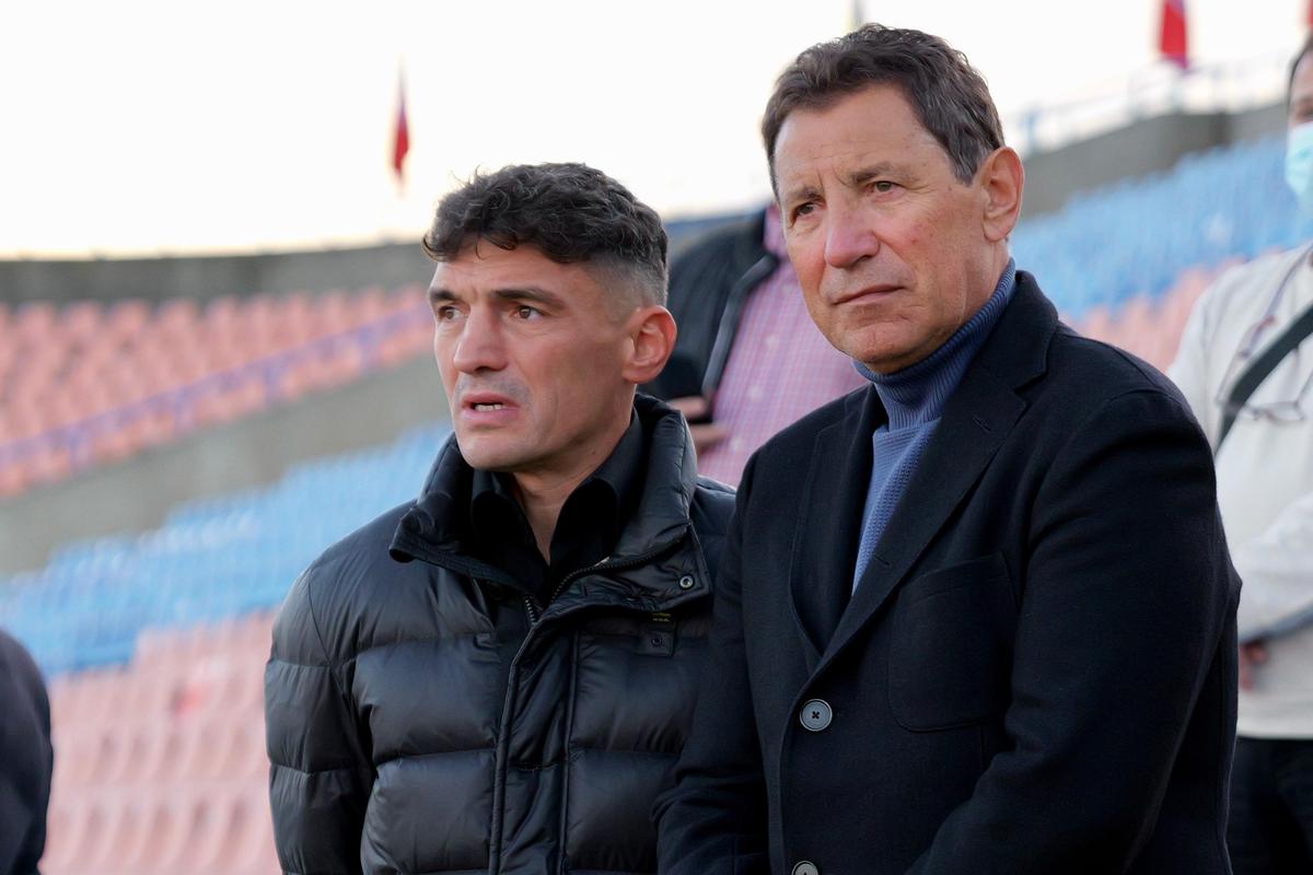 Mii de oameni, torțe și un banner omagial pe stadionul din Oradea, unde a fost depus trupul lui Emeric Ienei