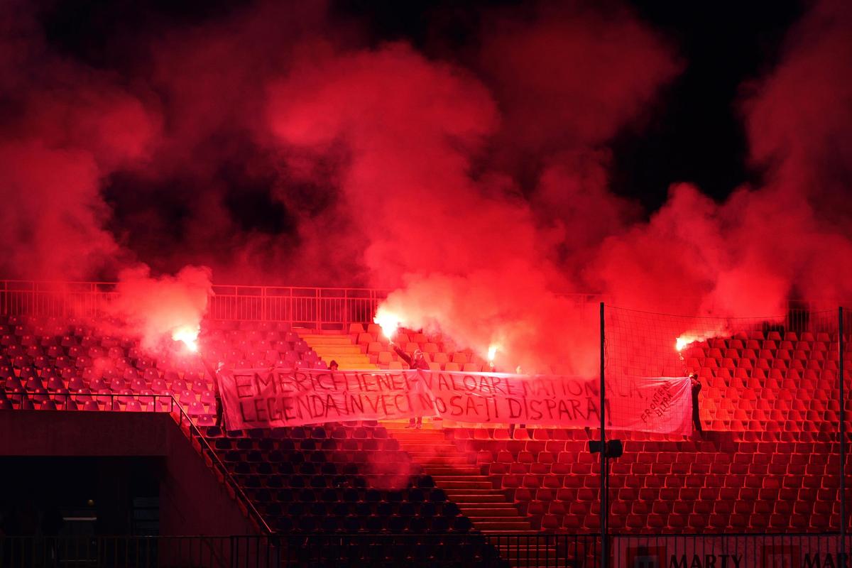 Mii de oameni, torțe și un banner omagial pe stadionul din Oradea, unde a fost depus trupul lui Emeric Ienei