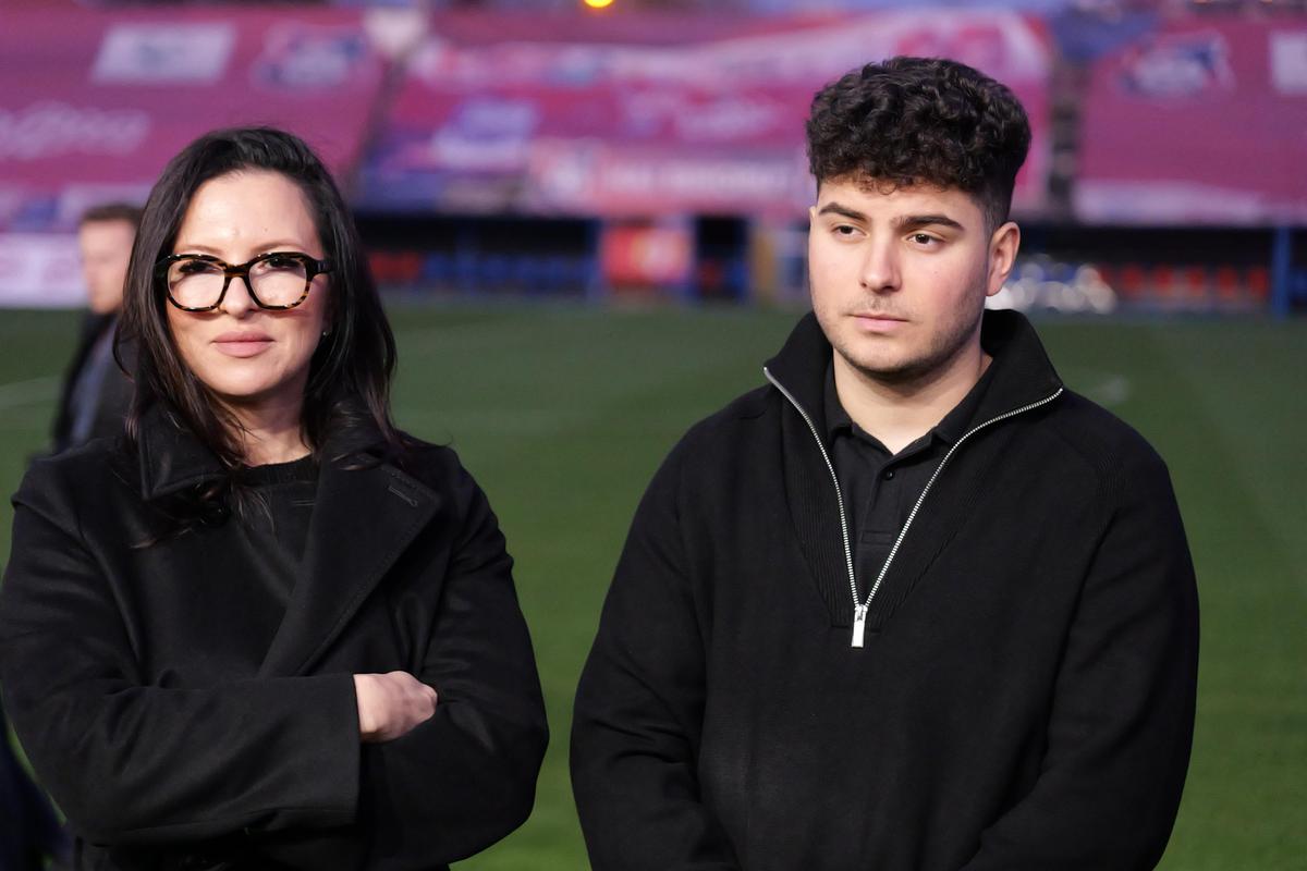 Mii de oameni, torțe și un banner omagial pe stadionul din Oradea, unde a fost depus trupul lui Emeric Ienei
