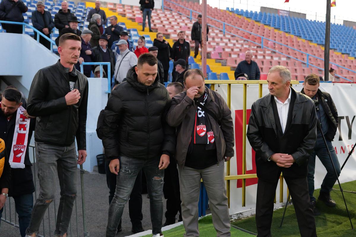 Mii de oameni, torțe și un banner omagial pe stadionul din Oradea, unde a fost depus trupul lui Emeric Ienei