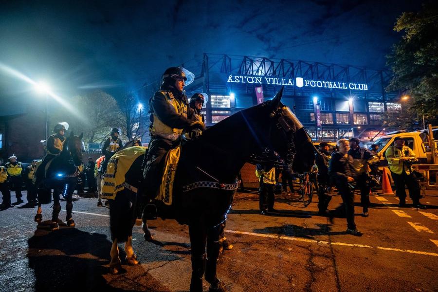 Poliție călare, în fața stadionului „Villa Park” / Foto: Imago Incidente în stradă, la Birmingham! 11 arestați