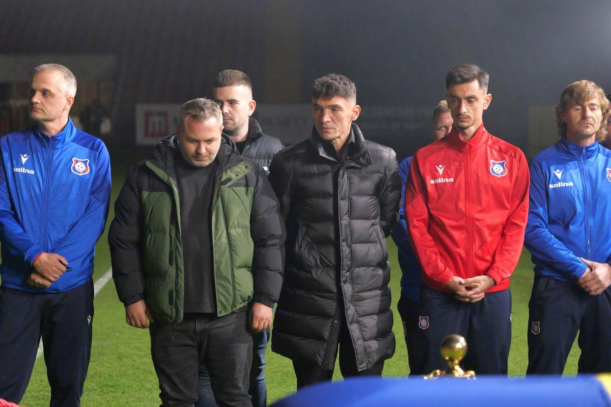 Mii de oameni, torțe și un banner omagial pe stadionul din Oradea, unde a fost depus trupul lui Emeric Ienei