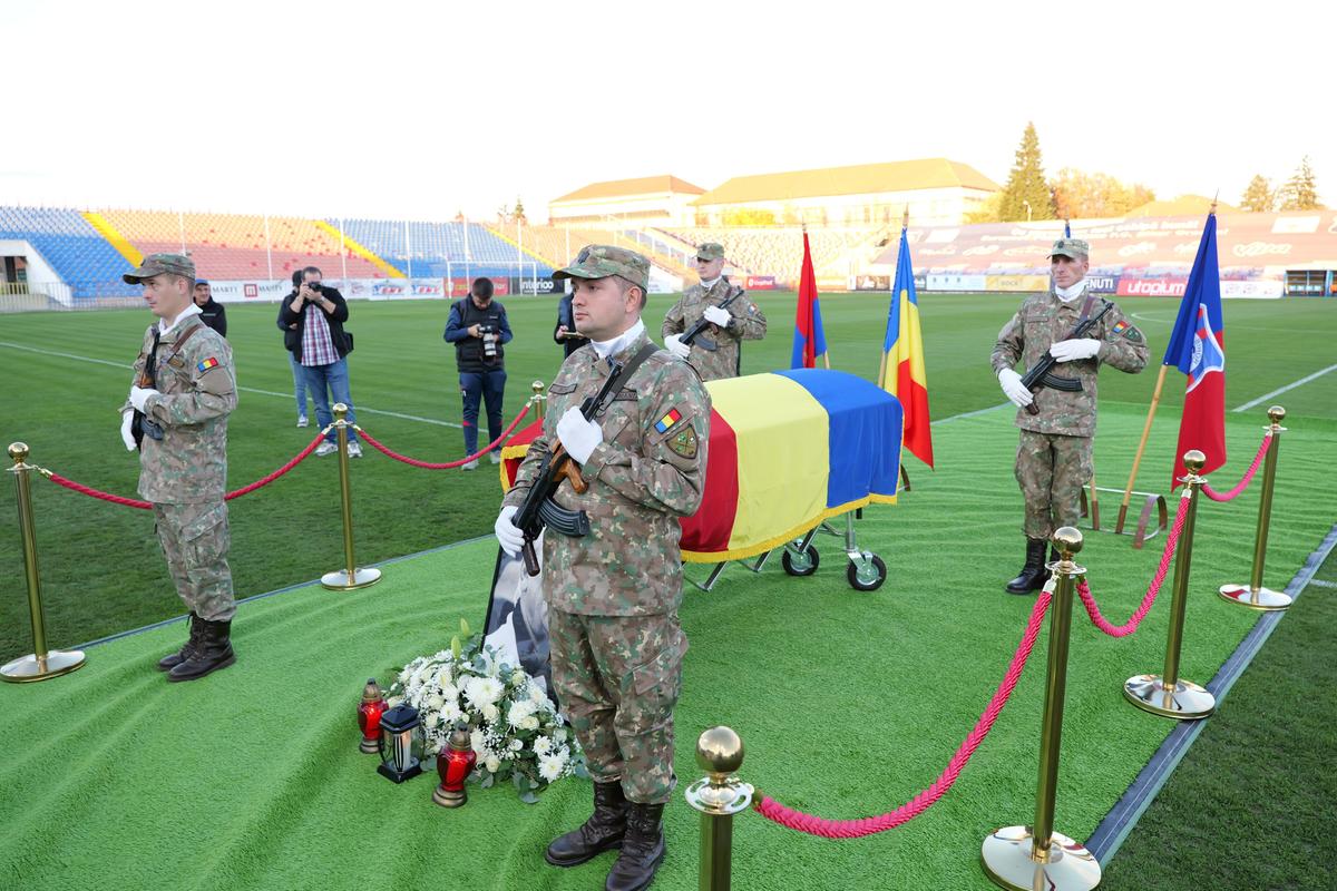 Sicriul lui Emeric Ienei, depus la stadionul din Oradea