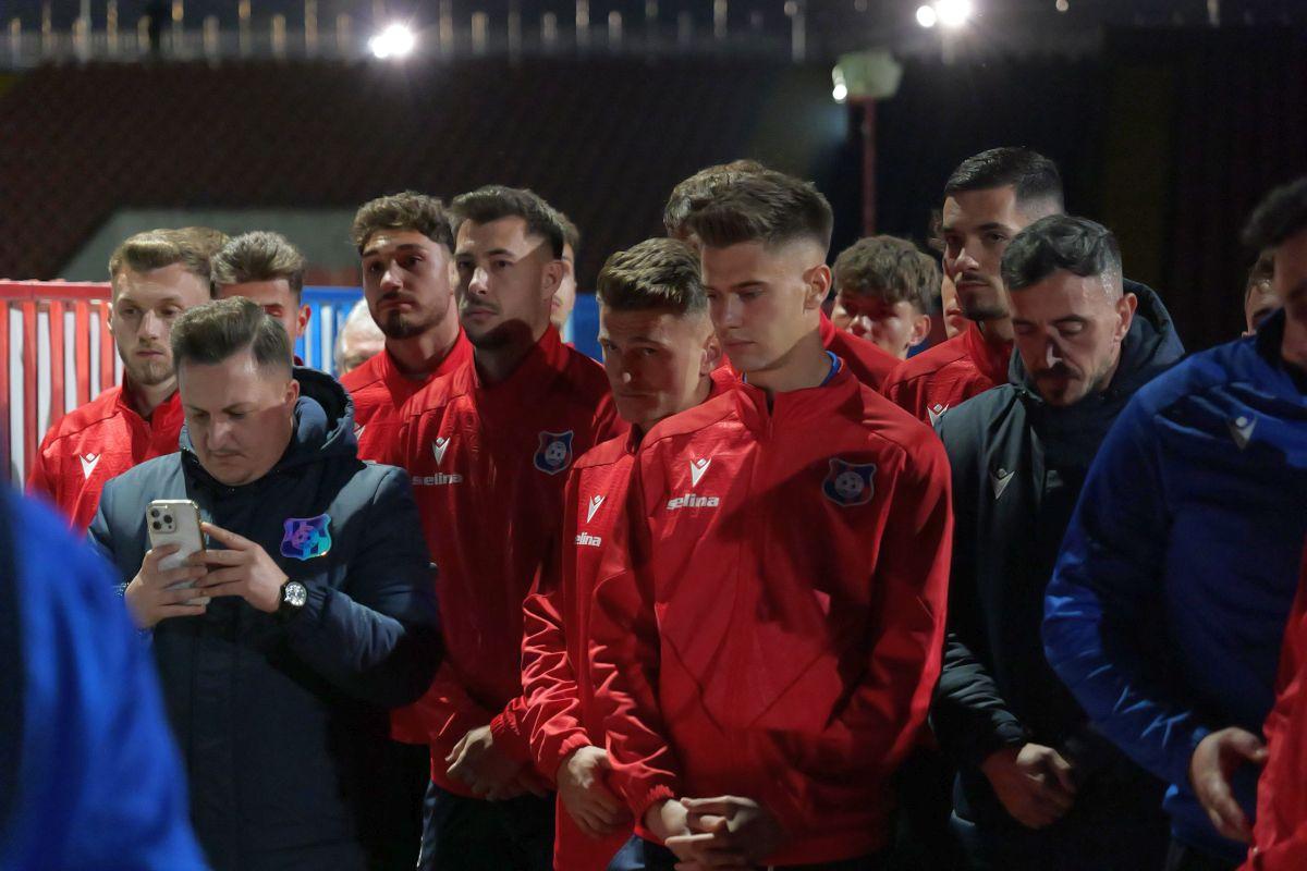 Mii de oameni, torțe și un banner omagial pe stadionul din Oradea, unde a fost depus trupul lui Emeric Ienei