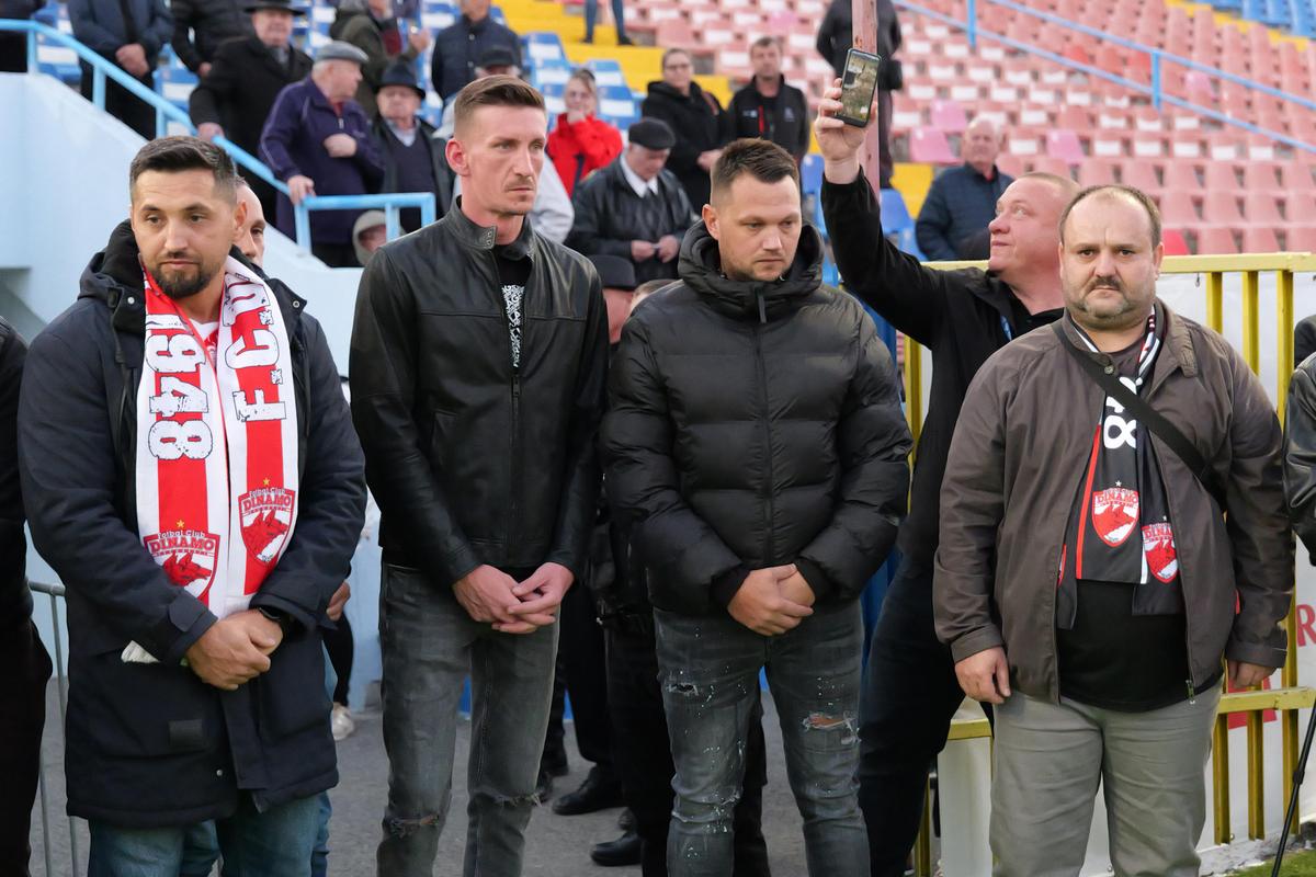 Mii de oameni, torțe și un banner omagial pe stadionul din Oradea, unde a fost depus trupul lui Emeric Ienei