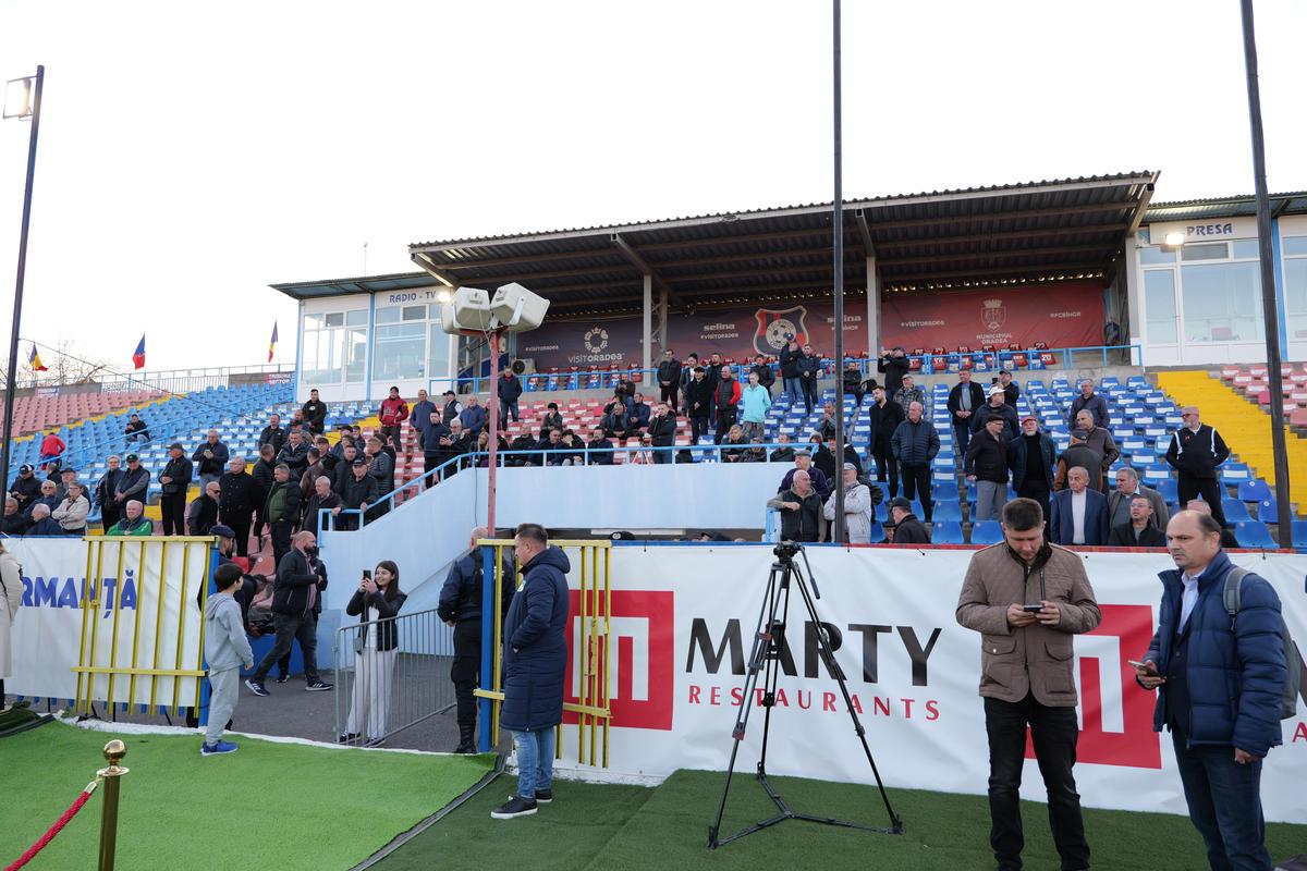 Sicriul lui Emeric Ienei, depus la stadionul din Oradea