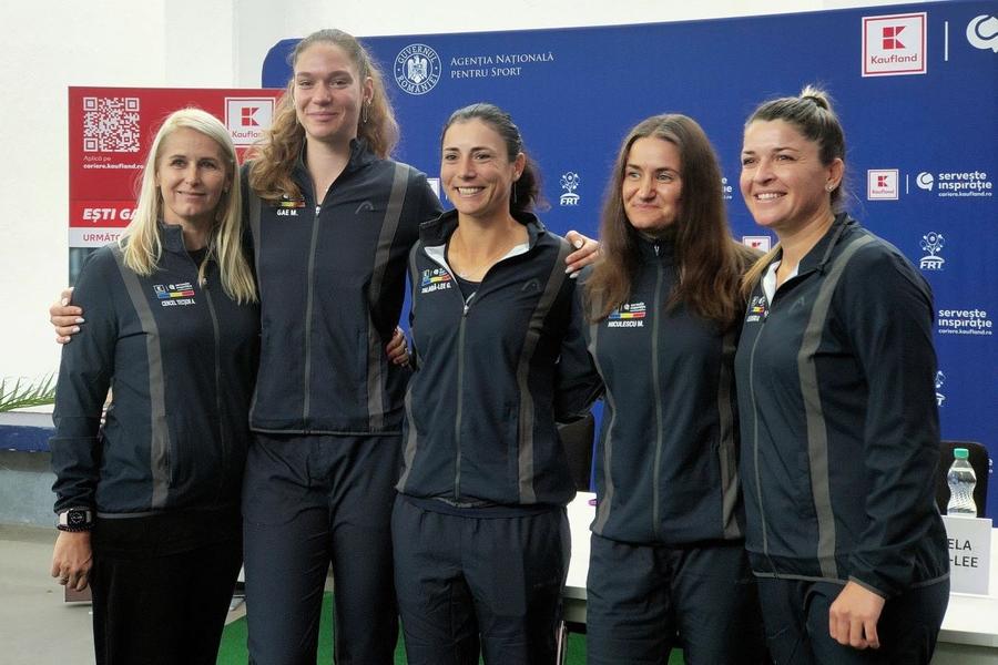 Alina Cercel, Mara Gae, Gabriela Lee, Monica Niculescu, Alexandra Dulgheru, echipa României de BJK Cup Foto: Luminița Paul Căpitanul echipei României de BJK Cup, înaintea play-off-ului: „Pentru echipă, cel mai important este să prindă experiență”