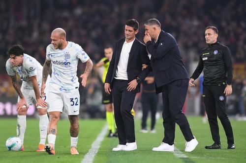 Alessandro Bastoni (în stanga lui Federico Dimarco) primește aici sfaturi de la Cristi Chivu și de la asistentul acestuia la Inter, Aleksandar Kolarov / Foto: Imago