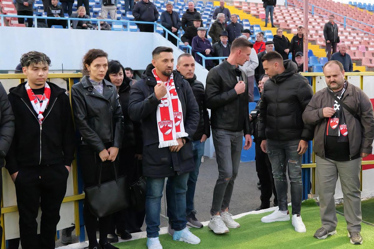 Mii de oameni, torțe și un banner omagial pe stadionul din Oradea, unde a fost depus trupul lui Emeric Ienei
