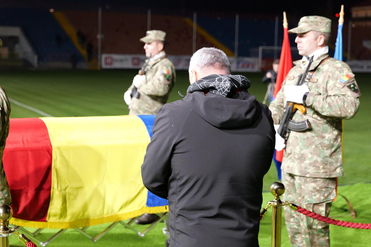 Mii de oameni, torțe și un banner omagial pe stadionul din Oradea, unde a fost depus trupul lui Emeric Ienei