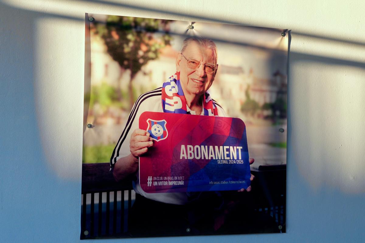 Mii de oameni, torțe și un banner omagial pe stadionul din Oradea, unde a fost depus trupul lui Emeric Ienei