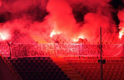 Mii de oameni, torțe și un banner omagial pe stadionul din Oradea, unde a fost depus trupul lui Emeric Ienei