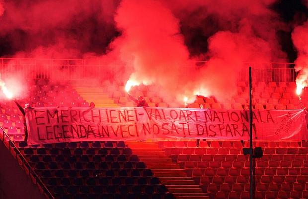 Mii de oameni, torțe și un banner omagial pe stadionul din Oradea, unde a fost depus trupul lui Emeric Ienei