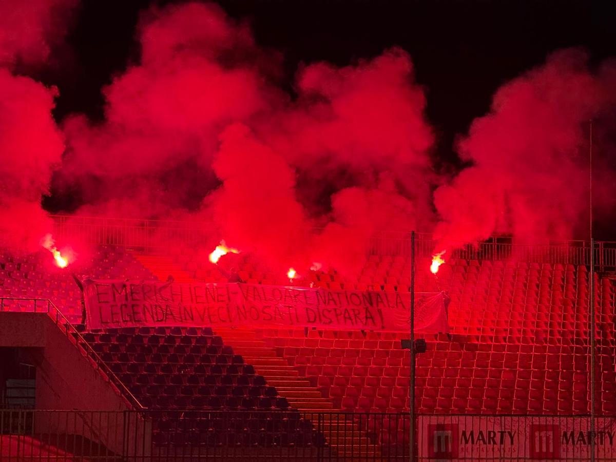 Mii de oameni, torțe și un banner omagial pe stadionul din Oradea, unde a fost depus trupul lui Emeric Ienei