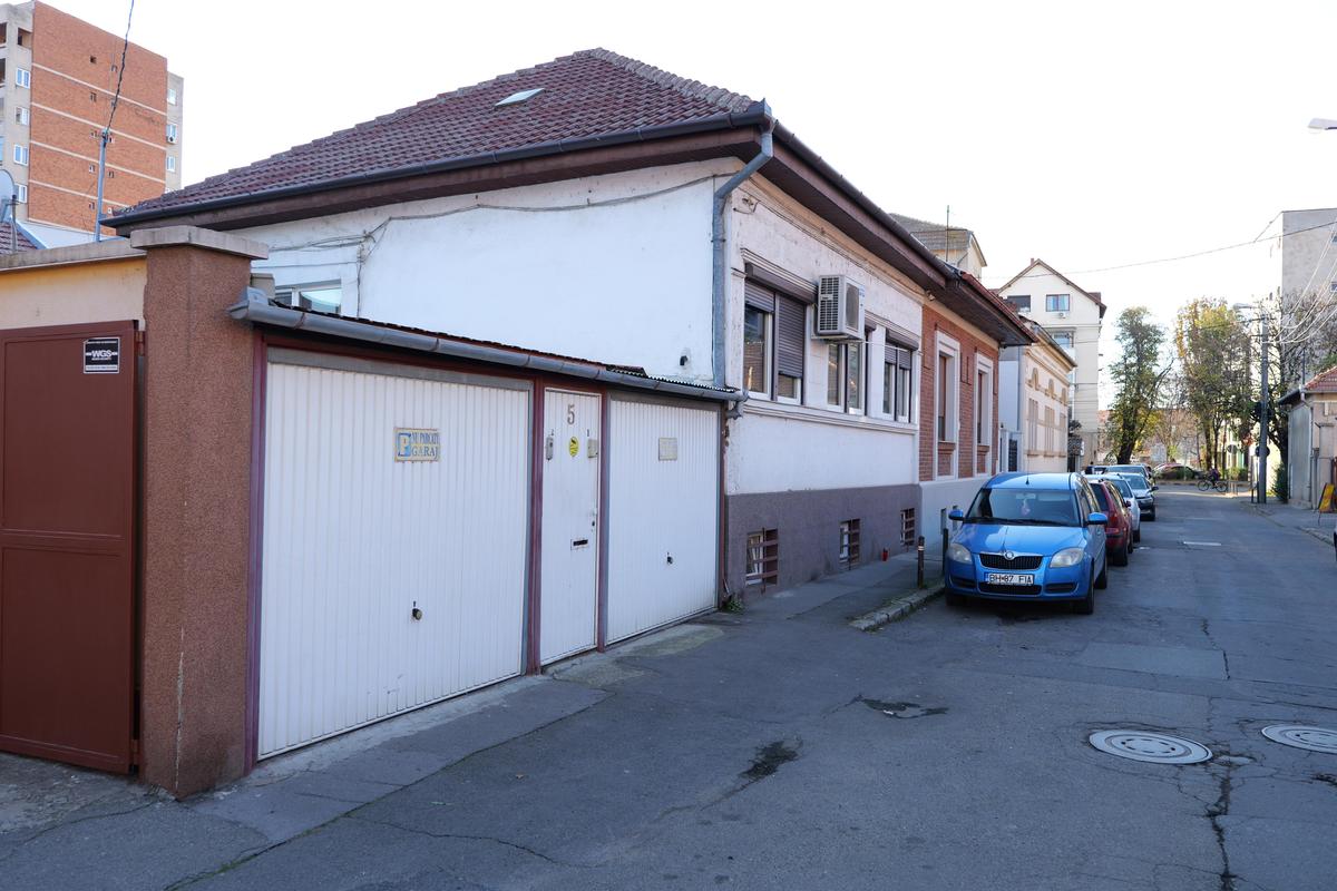 Emeric Ienei va fi îngropat alături de soție » Detaliul din fața casei din Oradea