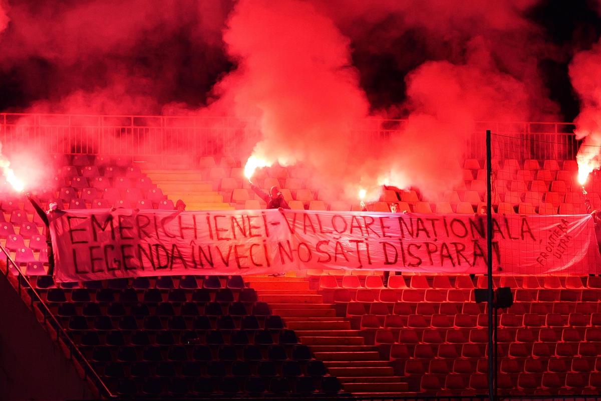 Mii de oameni, torțe și un banner omagial pe stadionul din Oradea, unde a fost depus trupul lui Emeric Ienei
