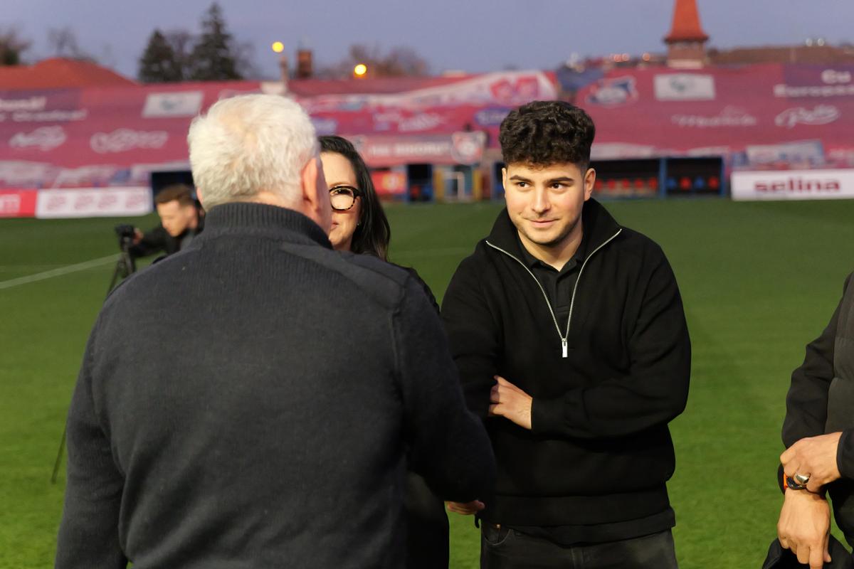 Mii de oameni, torțe și un banner omagial pe stadionul din Oradea, unde a fost depus trupul lui Emeric Ienei