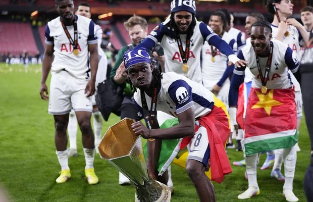 Fraudă uriașă » Mijlocașul de la Tottenham, jefuit de aproape un milion de euro!
