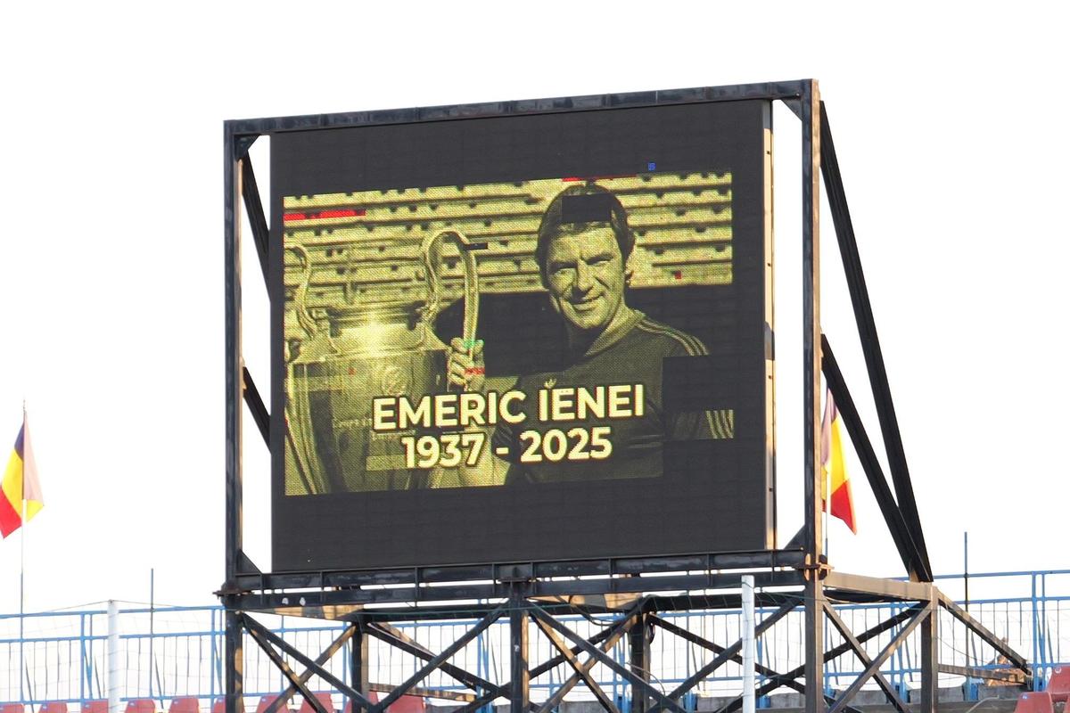 Mii de oameni, torțe și un banner omagial pe stadionul din Oradea, unde a fost depus trupul lui Emeric Ienei