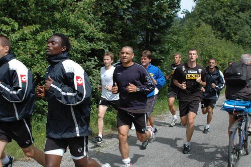 Dusan Uhrin, în mijlocul jucătorilor lui Poli Timișoara (cantonament Austria, 2007), foto: arhivă GSP.ro