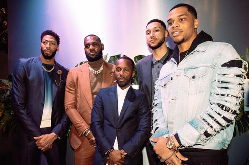 Rich Paul (cel mai scund), alături de o parte din jucătorii impresariați de el // Foto via usatoday.com